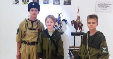 «Дорога шириною в жизнь»: казачья молодёжь Кемерова посетила выставку народного мастера Юрия Михайлова «Дорога шириною в жизнь»: казачья молодёжь Кемерова посетила выставку народного мастера Юрия Михайлова